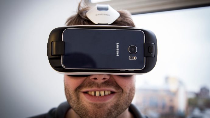 Samsung Gear VR recension: Gear VR erbjuder en fantastisk upplevelse, men det får dig att se ut som en idiot