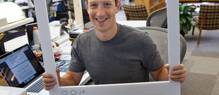 Facebookledaren Mark Zuckerberg sätter band över sin webbkamera