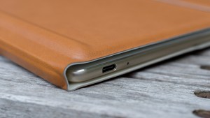 Huawei MateBook i fodral, USB Type-C-port närbild