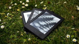 Amazon Kindle Paperwhite (2015) tillsammans med e-läsarna Kobo Glo HD och Amazon Kindle Voyage