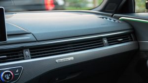Audi RS4 Avant instrumentbräda detaljer