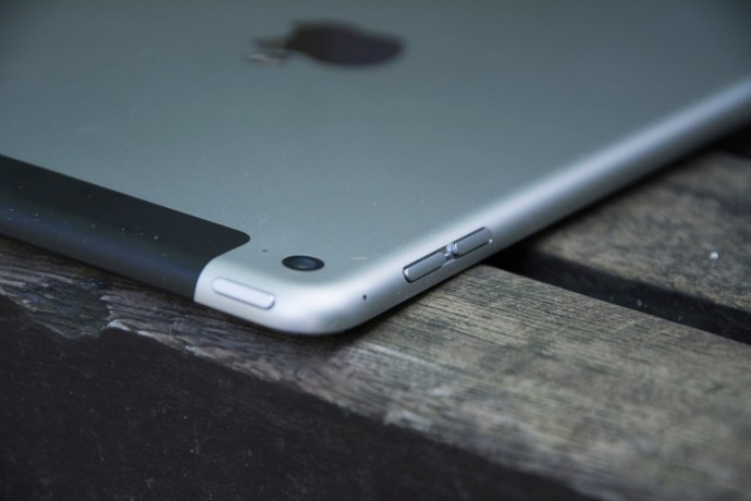 Apple iPad mini 4 recension: Bakre kamera, ström- och volymknappar