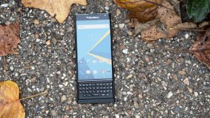 BlackBerry Priv recension: Priv har ett hårdvarutangentbord, gömt under en böjd quad-HD-skärm