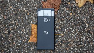 BlackBerry Priv recension: Skärmen är toppad med Gorilla Glass 4 och backas upp av 