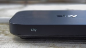 Sky Q Mini TV box frontpanel, vänster sida