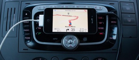 Förvandla en gammal smartphone till ett underhållningssystem i bilen