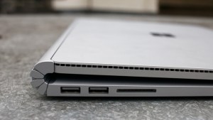 Microsoft Surface Book recension: Vänster sida, visar gångjärn och portar