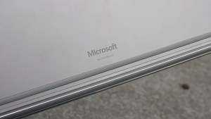 Microsoft Surface Book recension: Microsofts logotyp på undersidan