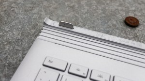 Microsoft Surface Book-recension: Vänster anslutningsklack för tangentbordsbas