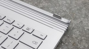 Recension av Microsoft Surface Book: Höger anslutningsklack för tangentbordsbas