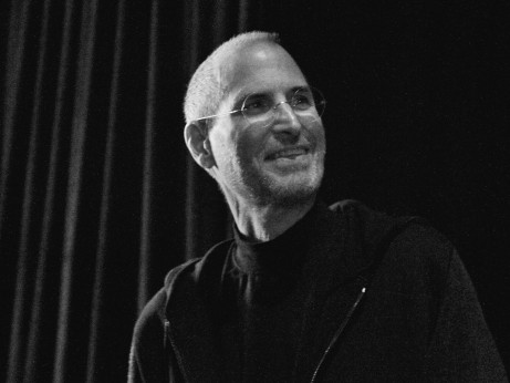 Steve-Jobs-skrattar-461x346