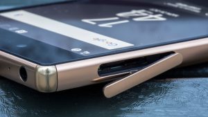 Sony Xperia Z5 Premium recension: SIM- och microSD-kortlucka