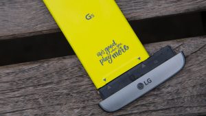 LG G5-batteri fäst på telefonkåpan