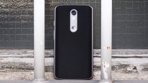 Motorola Moto X Force recension: Standardmodellen ser stilig ut, all klädd i svart 